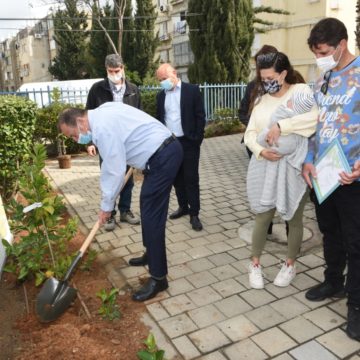 נוטעים עתיד: עיריית תל-אביב יפו נטעה את העץ הראשון בפרויקט "עץ לכל ילד.ה"