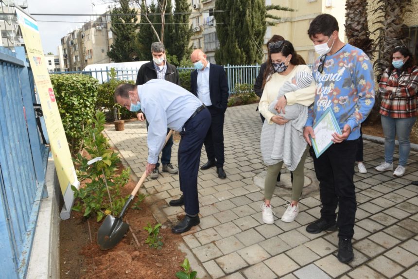 נוטעים עתיד: עיריית תל-אביב יפו נטעה את העץ הראשון בפרויקט "עץ לכל ילד.ה"