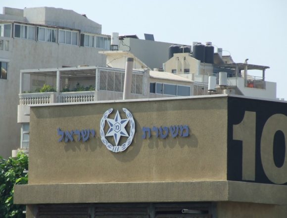 דקירה ברחוב סלמה: עובדת בנק נפצעה, חשוד בן 67 נעצר דקירה ברחוב סלמה: עובדת בנק נפצעה, חשוד בן 67 נעצר
