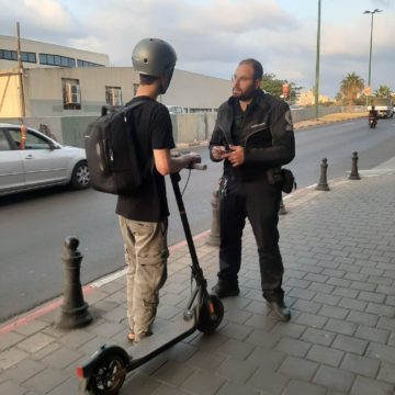 עיריית תל אביב-יפו מגבירה את המלחמה נגד נסיעה לא חוקית של קורקינטים ואופניים חשמליים במדרכה